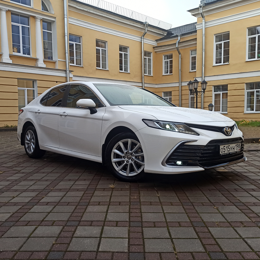 Toyota Camry на ночной линии