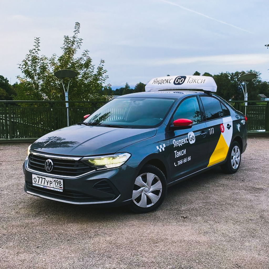VW Polo в городском потоке